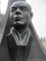 Monumento de Gilberto Echeverri (1936-2003) en Alpujarra en Medellín, político. Colombia, Sudamerica.