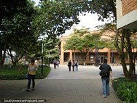 Versión más grande de Andando en Universidad EAFIT de la entrada estudiantil principal en avenida Las Vegas, Medellín.