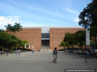 El aspecto de la plaza de estudiantes a la biblioteca en Universidad EAFIT en Medellín. Colombia, Sudamerica.
