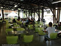 Versión más grande de La cafetería en la universidad EAFIT Medellín, un lugar para juntarse, lugar de encuentros, estudia, come y charla.