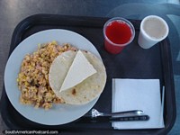EAFIT café da manhã de Medellïn, ovos mexidos com presunto e grão, um arepa com o queijo, suco e café, amou-o! Colômbia, América do Sul.