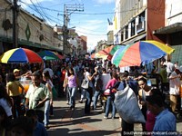 Os mercados ocupados e guarda-chuvas coloridos de Bucaramanga. Colômbia, América do Sul.