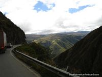 O caminho de Bucaramanga a Cucuta corta-se nas colinas rochosas. Colômbia, América do Sul.
