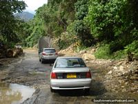 O caminho no fim de Cucuta tem alguns problemas de torrentes de lama. Colômbia, América do Sul.