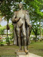 Versión más grande de El líder militar Francisco de Paula Santander (1792-1840) monumento en Leticia.