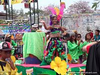Moça que executa em uma bóia em Carnaval de Barranquilla. Colômbia, América do Sul.
