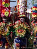 Trajes intricados e coloridos usados por homens no Carnaval de Barranquilla. Colômbia, América do Sul.