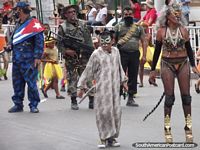 Uma mistura de personagens e imitadores, incluindo Catwoman no Carnaval de Barranquilla. Colômbia, América do Sul.