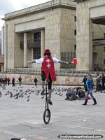 Hombre en un unicycle en Plaza Bolivar en Bogotá. Colombia, Sudamerica.