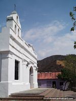 Tagangas iglesia blanca y el lugar sagrado en la colina. Colombia, Sudamerica.