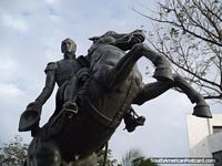 Versión más grande de Monumento de Simon Bolivar en su caballo en el parque en Santa Marta.
