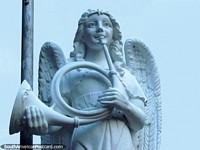 Um anjo leva uma corneta em Las Lajas em Ipiales. Colômbia, América do Sul.
