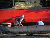 Os homens trabalham no barco 'Viviana' na praia de Taganga. Colômbia, América do Sul.