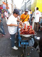 Linguiças de venda nas ruas de Santa Marta, grande refeição leve. Colômbia, América do Sul.