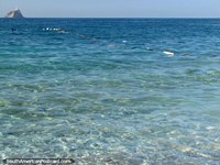 Versin ms grande de Aguas turquesa claras hermosas en la costa del norte de Tayrona.