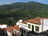 Bela visão do topo de uma rua ïngreme do vale verde e colinas em San Gil. Colômbia, América do Sul.