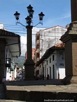 Faroles y calle en San Gil. Colombia, Sudamerica.