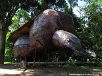 Um grande monumento de formiga de asno não-comestïvel gigantesco cerca do rio em San Gil. Colômbia, América do Sul.