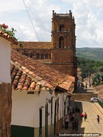Rua acima olhando abaixo em direção a catedral em Barichara. Colômbia, América do Sul.