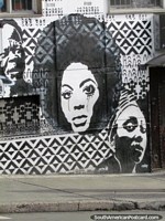 Versão maior do Mulher com arte de grafite afra em Bogotá.
