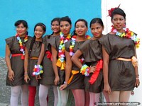 7 mujeres de Taganga locales hermosas se disfrazaron para el carnaval. Colombia, Sudamerica.