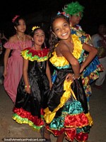 Sonrisa hermosa, equipo hermoso, una niña en el carnaval de Taganga. Colombia, Sudamerica.