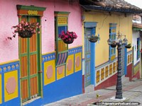 Casa rosa com a flor rosa, uma casa de um quarto de crianças rima em Guatape. Colômbia, América do Sul.