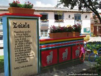 Versão maior do Da praça pública que olha através ao Palácio Municipal em Guatape, informação de Zocalo.