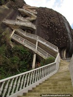 Alzando la vista en la 659 escalera estoy a punto de subir en la Roca de Guatape. Colombia, Sudamerica.