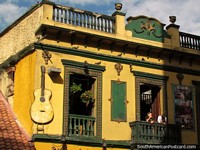 Un edificio histórico con guitarra colocada en el lateral, de Bogotá. Colombia, Sudamerica.