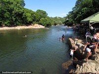 Os habitantes locais de Valledupar vêm ao rio durante o dia para acalmar-se. Colômbia, América do Sul.
