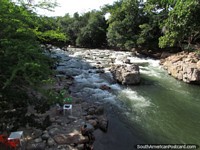 O Rio Guatapuri em Valledupar é perigoso para nadar em, em partes. Colômbia, América do Sul.