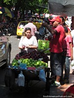 Manzanas verdes y ciruelas jugosos en venta en la calle en Valledupar. Colombia, Sudamerica.