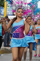 Bela menina em traje em Santa Marta, Festival do Mar, o grupo Comparsa Rumbon da Esperanza Marlujos. Colômbia, América do Sul.