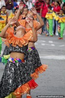Versão maior do As mulheres jovens executam no Festival do Mar em Santa Marta 2016.