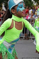 A menina jovem com a maquilagem fantástica do grupo Colegio Gimnasio Las Americas executa no Festival do Mar, Santa Marta. Colômbia, América do Sul.
