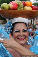 Versão maior do É verdadeiro ou é ele plástico, outra senhora de fruto de dança, Festival do Mar, Santa Marta.