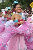 Esta mulher realmente olha o sorriso feliz, grande, o grande vestido, o Festival do Mar, Santa Marta. Colômbia, América do Sul.