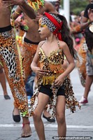 Una chica gata pequeña, gran traje y maquillaje, Fiesta del Mar, Santa Marta. Colombia, Sudamerica.