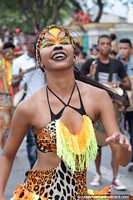 A mulher vestiu-se como um gato ou jaguar, grande traje e maquilagem! Festival do Mar, Santa Marta. Colômbia, América do Sul.