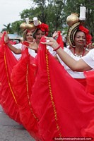Córdoba de Expresion Folklorica Mujer Sinuana Cerete, mulheres em vestidos vermelhos e brancos, Festival do Mar, Santa Marta. Colômbia, América do Sul.