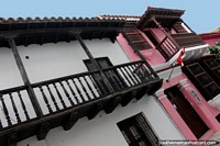 Balcones de madera y edificios bien conservados, Cartagena tiene muchos. Colombia, Sudamerica.