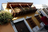 Balcones de madera con flores de colores, techos de tejas, esto es Cartagena. Colombia, Sudamerica.