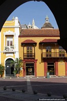 Versin ms grande de Hermosas vistas a travs de los arcos de edificios histricos en la Plaza Aduana en Cartagena.