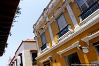 Um horizonte de velhas fachadas andando as ruas de Cartagena. Colômbia, América do Sul.