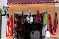 Redes para dormir, bolsas e roupa de venda de uma loja em Cartagena. Colômbia, América do Sul.