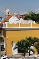 Torre de la catedral en la distancia, vista desde la pared cerca del mar en Cartagena. Colombia, Sudamerica.