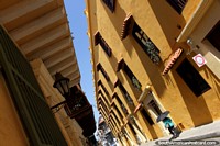 Fachadas de beleza, janelas com flores e telhados cobertos com telhas, muito bonitos em Cartagena. Colômbia, América do Sul.
