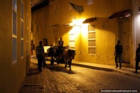 De tarde, as ruas na velha cidade apresentam cavalo e viagens de carreta, Cartagena. Colômbia, América do Sul.