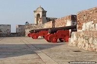 3 cañones rojo guardia de Cartagena desde el Castillo de San Felipe en la colina. Colombia, Sudamerica.
